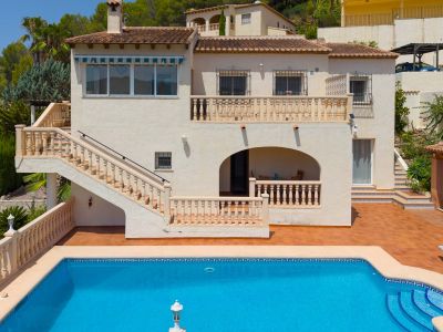 Piscina y fachada de la villa