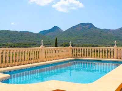 Piscina con vistas a la montaña