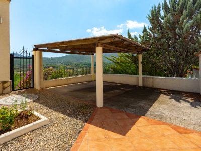 Carport con vistas a la montaña