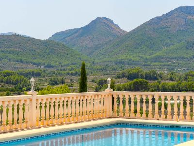 Piscina con vistas a la montaña