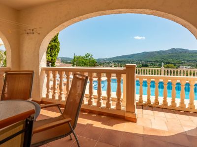 Terraza cubierta con vistas a la piscina