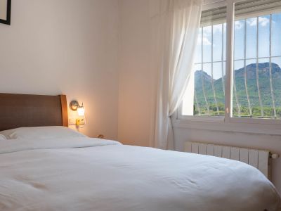 Dormitorio con vistas a la montaña