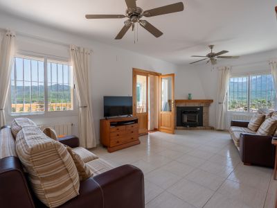 Salón con chimenea