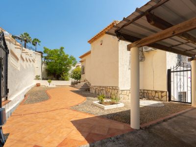 Entrada y carport