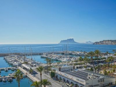 Puerto deportivo y vistas al mar