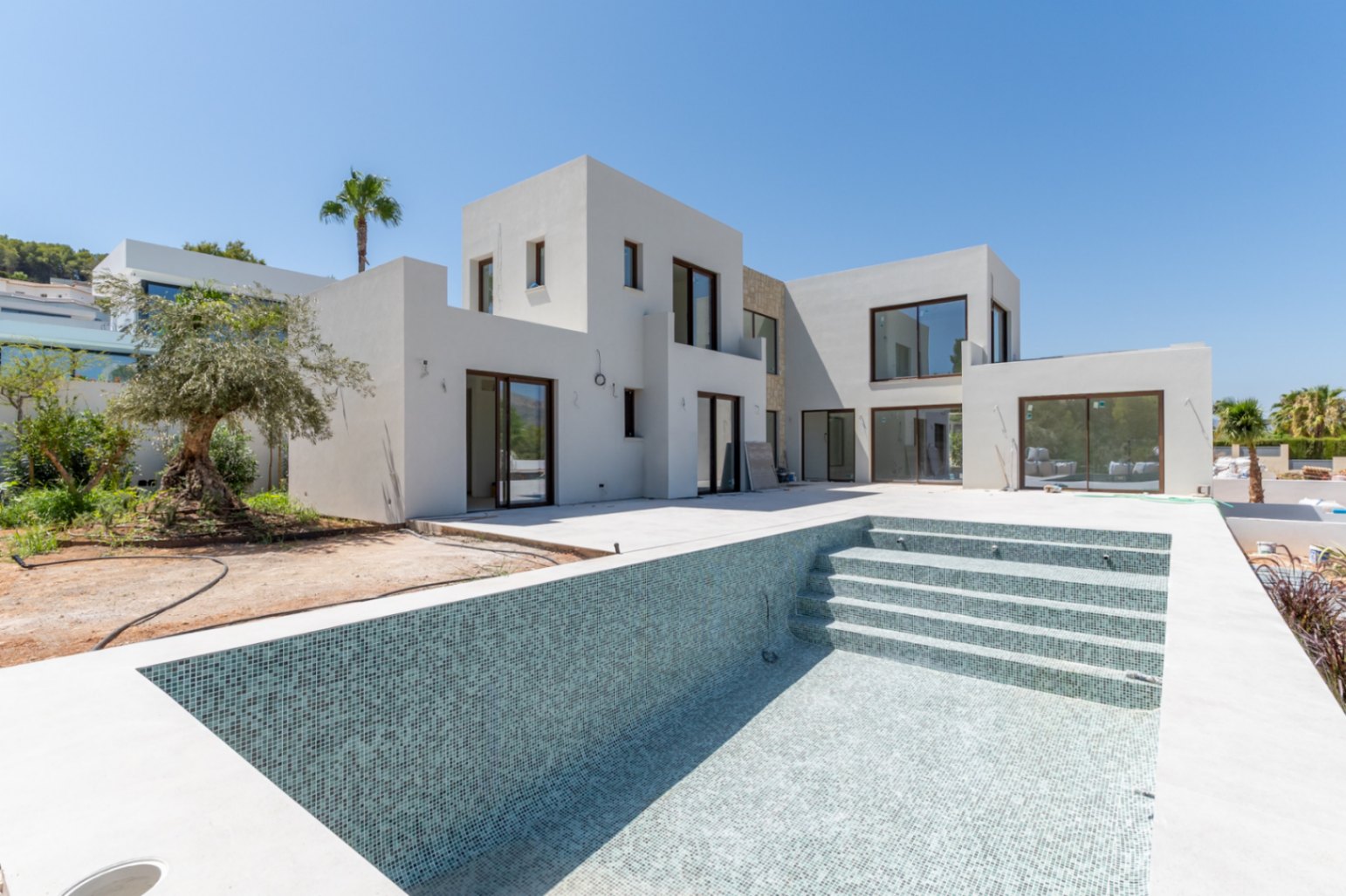 Exterior de la villa con piscina Exterior de la villa con piscina