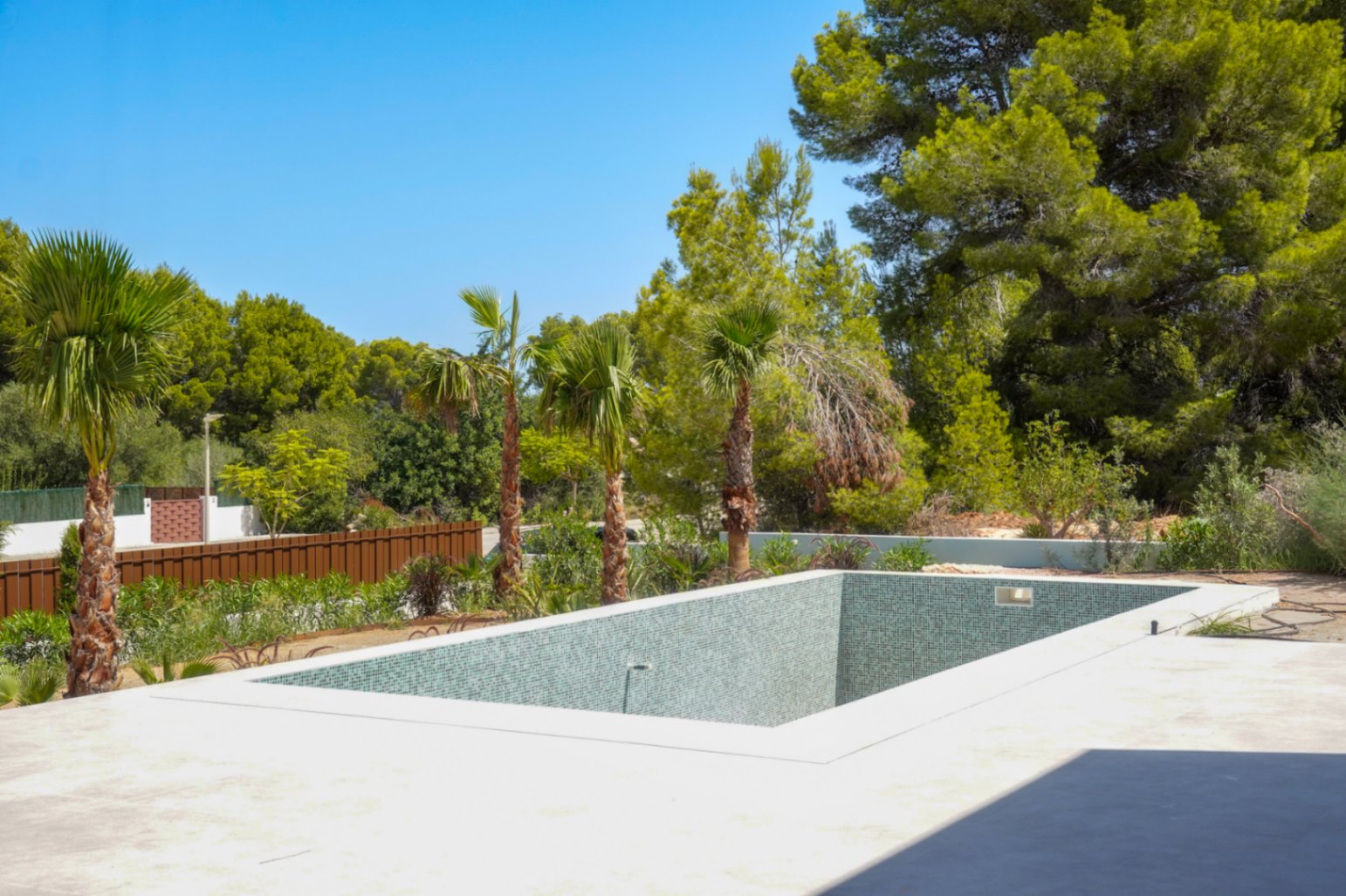 Piscina y jardín Piscina y jardín