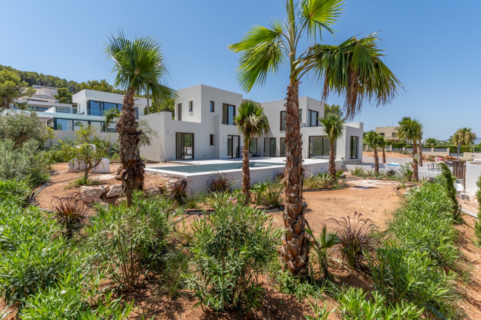 Exterior con jardín y piscina Exterior con jardín y piscina