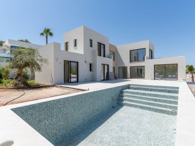 Exterior de la villa con piscina