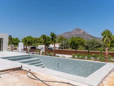 Piscina con vistas a la montaña