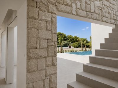 Escalera con vistas a la piscina