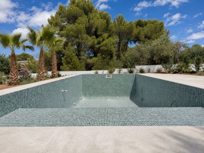 Piscina y jardín