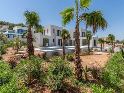 Exterior con jardín y piscina