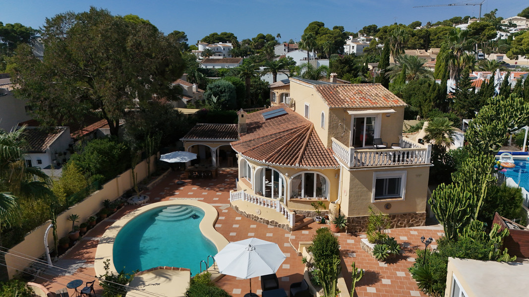 Vista aérea de la villa y piscina