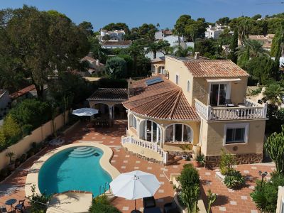 Exterior de la villa con piscina