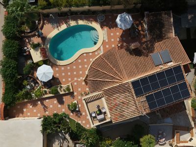 Vista aérea de la propiedad con piscina