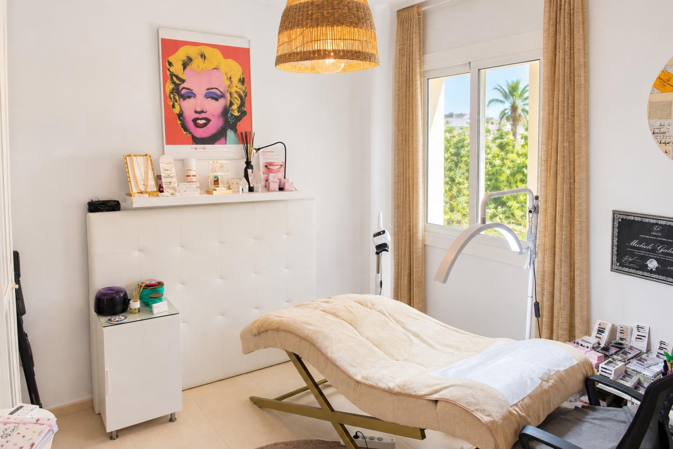 Dormitorio con ventana exterior