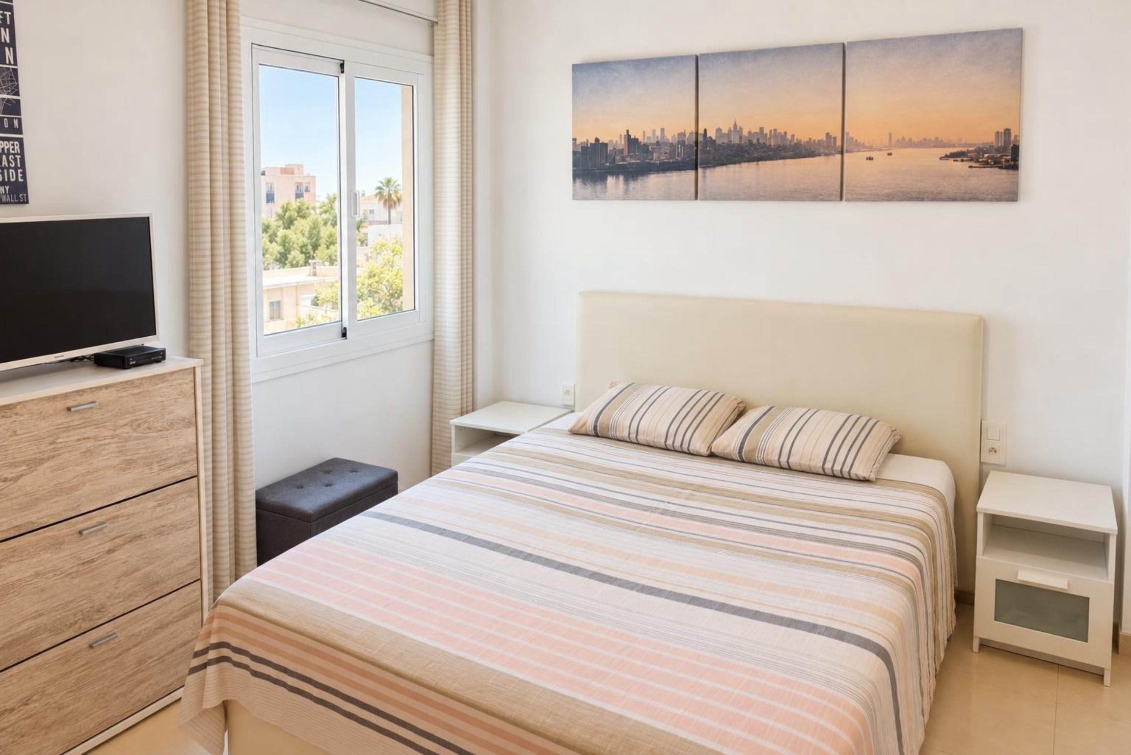 Dormitorio con ventana