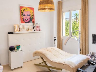 Dormitorio con ventana exterior