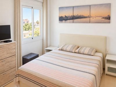 Dormitorio con ventana