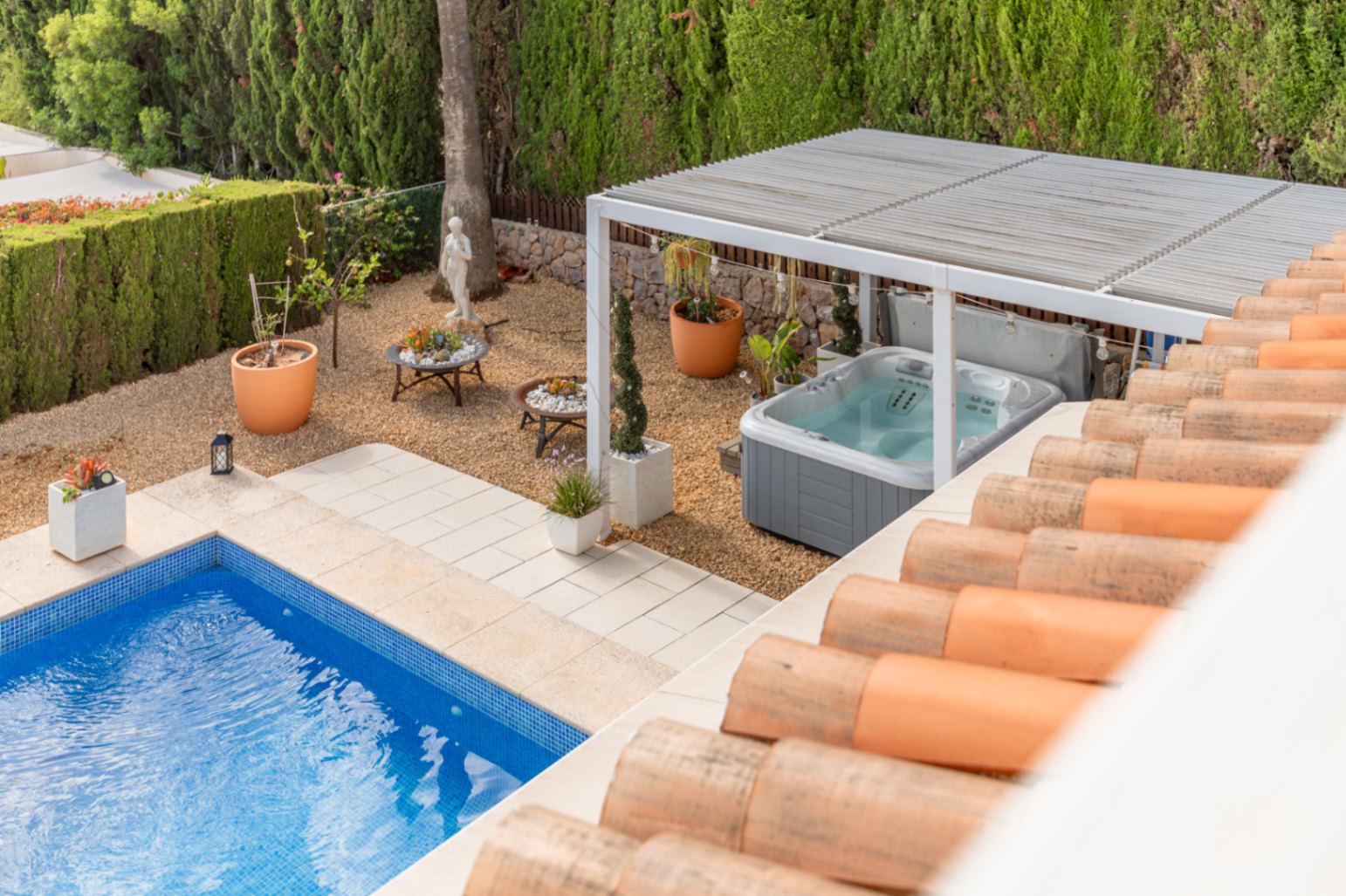 Zona de piscina y jacuzzi Zona de piscina y jacuzzi