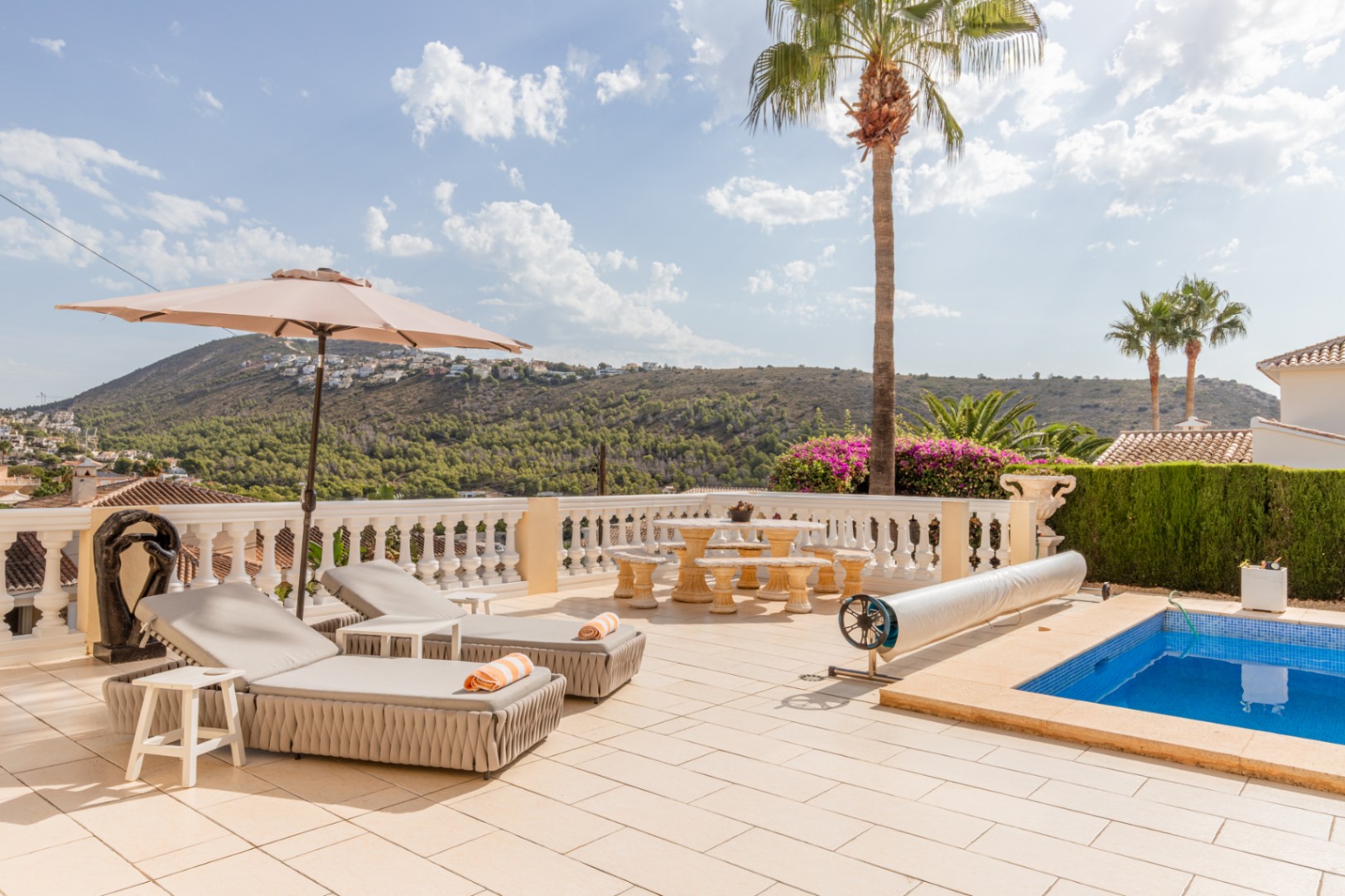 Terraza de la piscina con vistas Terraza de la piscina con vistas