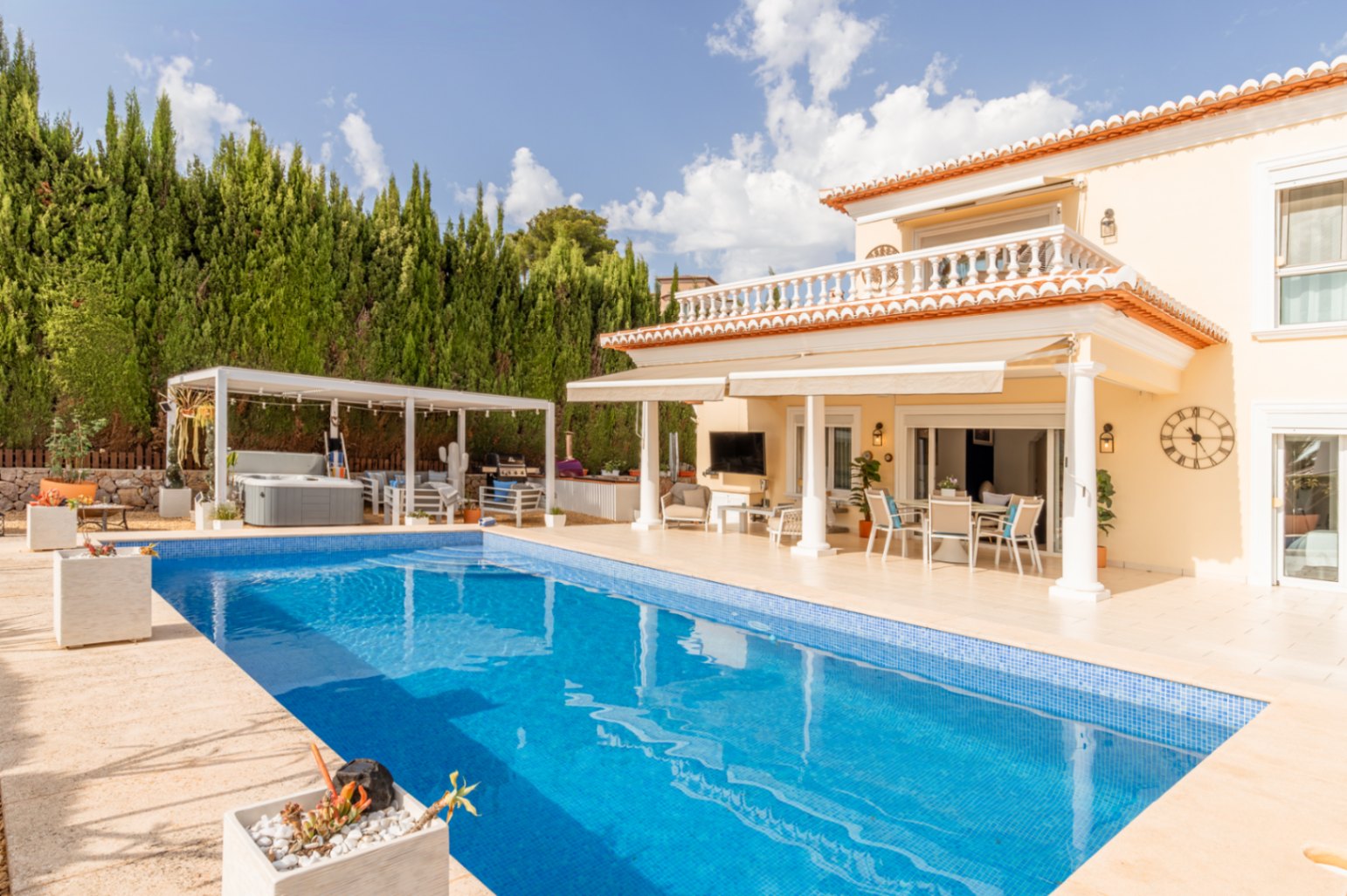Piscina y terraza Piscina y terraza