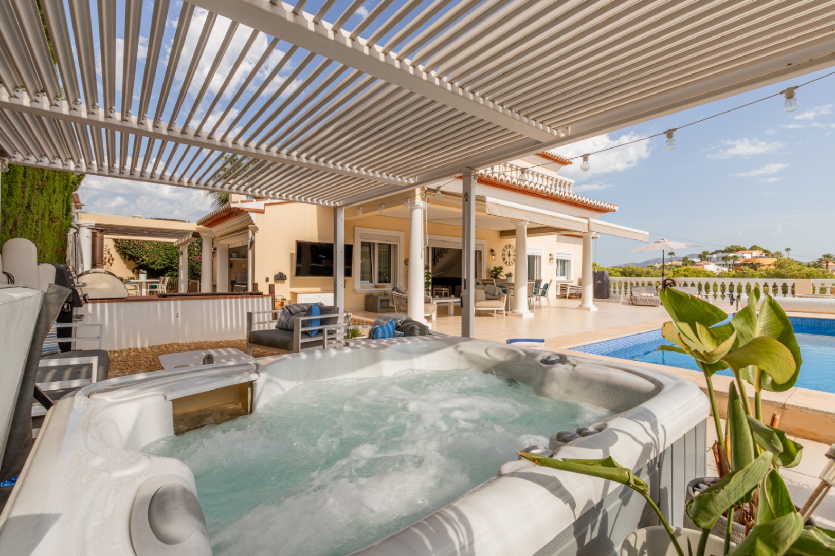 Terraza con jacuzzi y piscina Terraza con jacuzzi y piscina