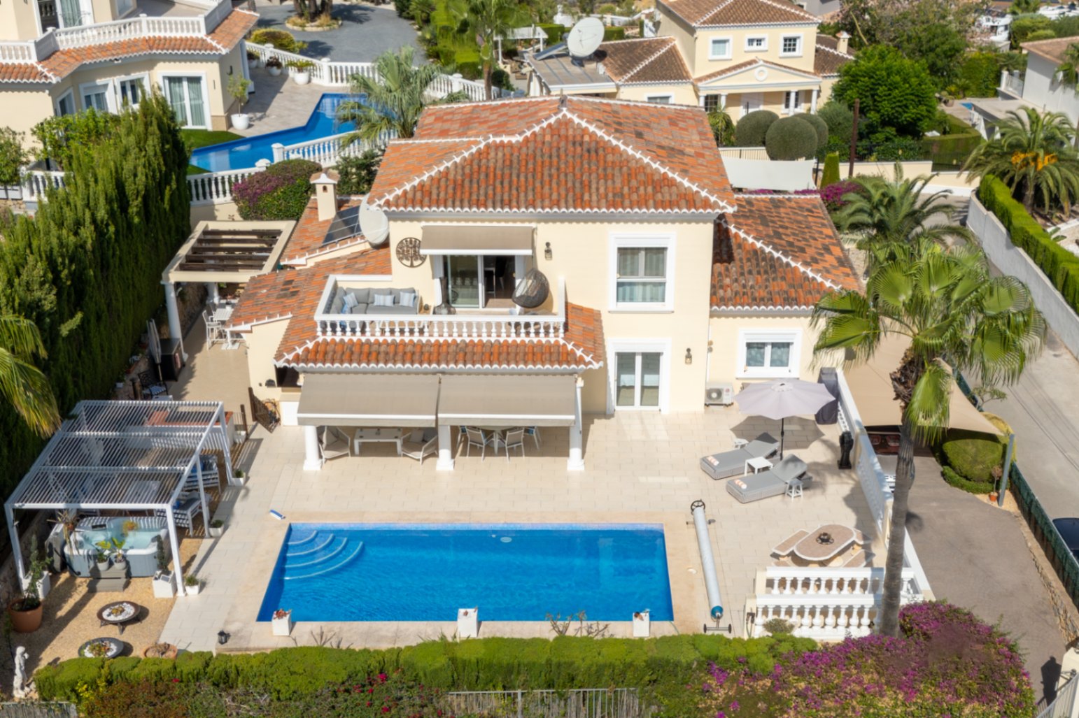 Exterior de la villa con piscina Exterior de la villa con piscina