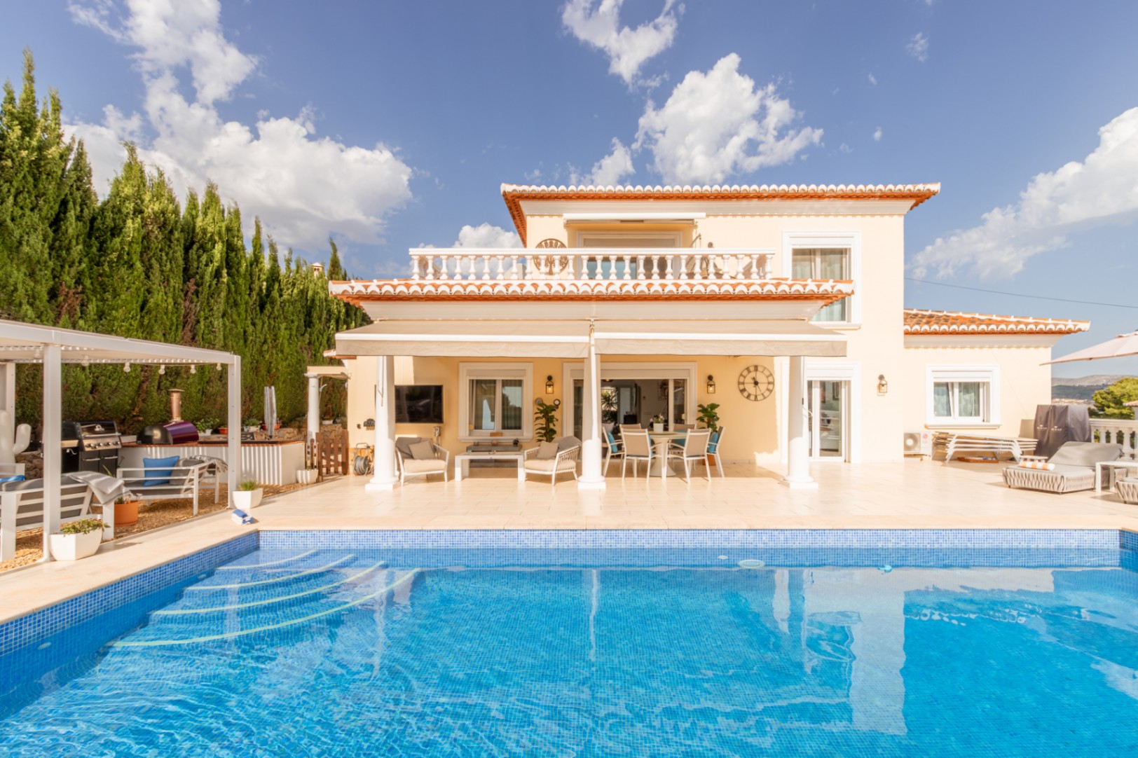 Piscina y terraza de la villa Piscina y terraza de la villa