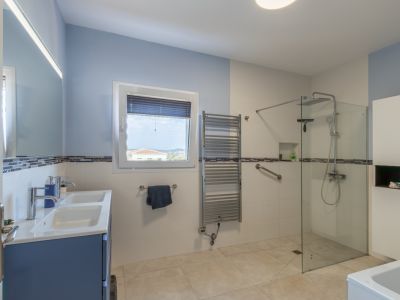 Cuarto de baño con ducha