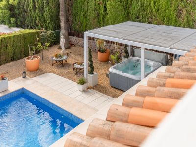 Zona de piscina y jacuzzi