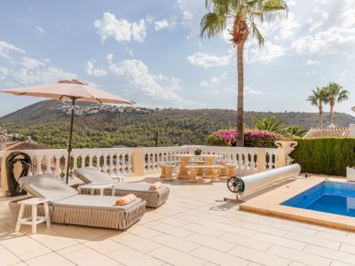 Terraza de la piscina con vistas