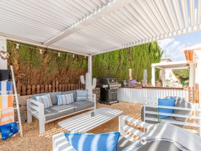 Terraza cubierta con barbacoa