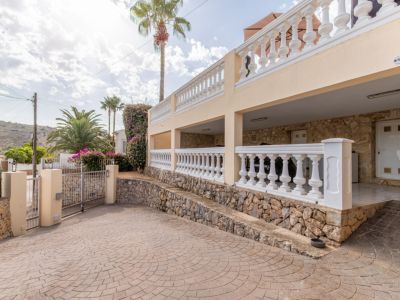 Entrada y zona de aparcamiento