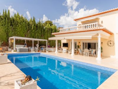 Piscina y terraza