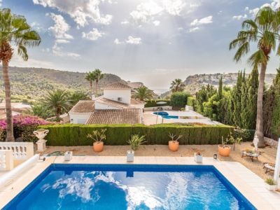 Piscina con vistas al mar