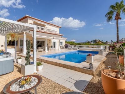 Piscina y terraza exterior