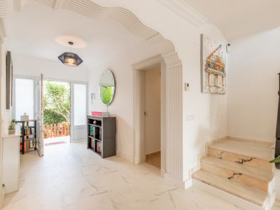 Hall de entrada con escalera