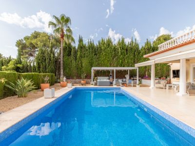 Piscina y terraza exterior
