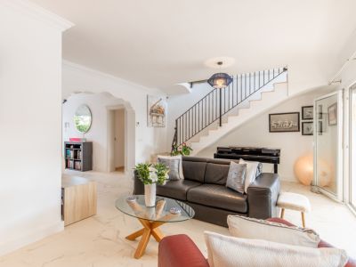 Salón con escalera