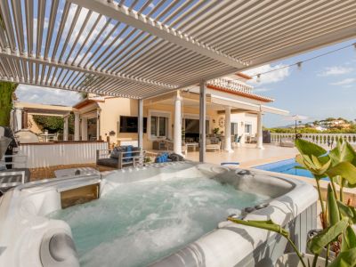 Terraza con jacuzzi y piscina