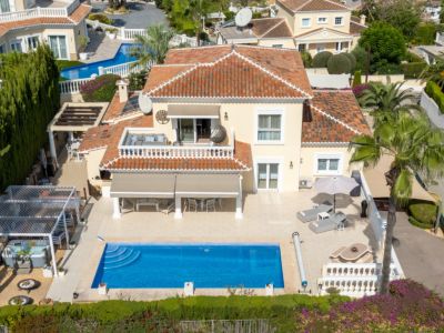 Exterior de la villa con piscina