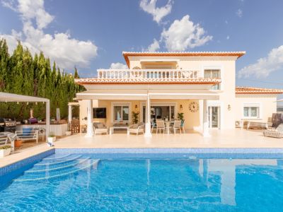 Piscina y terraza de la villa