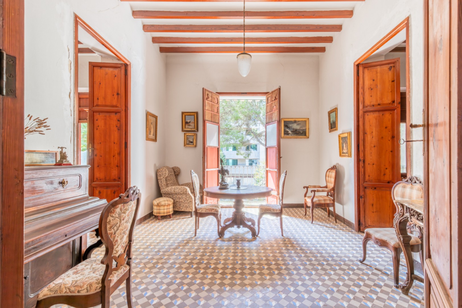 Salón con acceso al balcón