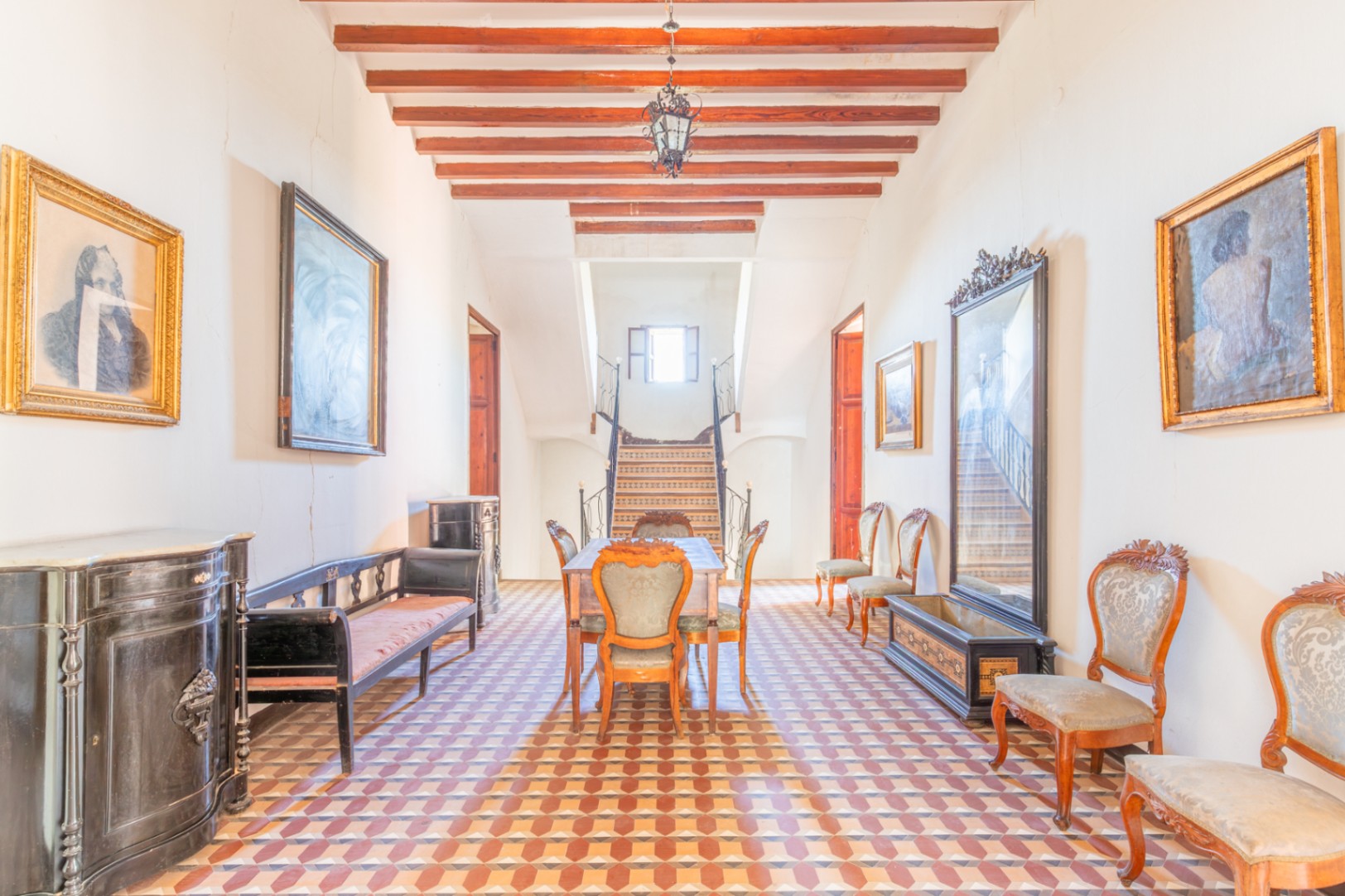 Hall de entrada con escalera