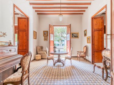 Salón con acceso al balcón