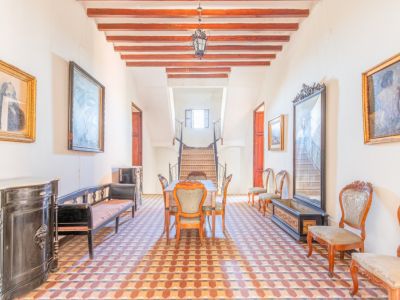 Hall de entrada con escalera