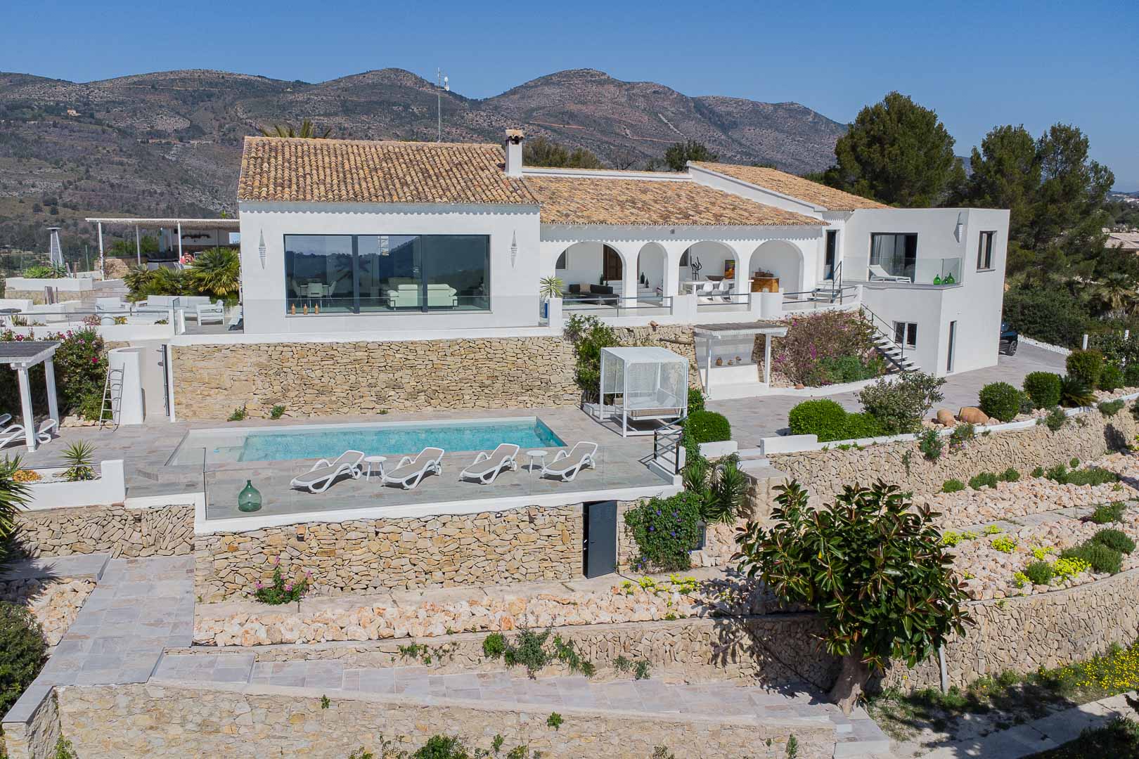 Exterior de la villa con piscina