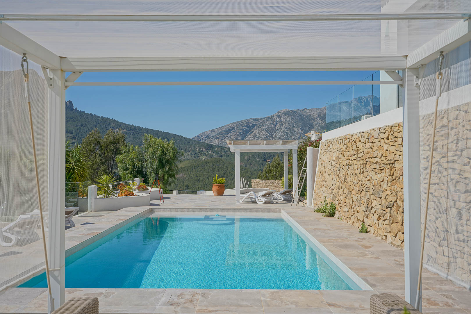 Piscina con vistas a la montaña